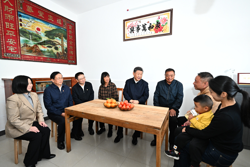 11月4日至6日,中共中央总书记、国家主席、中央军委主席习近平在湖北考察。这是5日上午,习近平在咸宁市嘉鱼县潘家湾镇四邑村村民熊成龙家,同一家人围坐在一起拉家常。