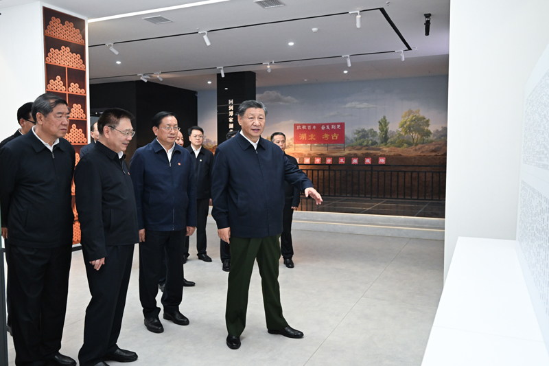 11月4日至6日,中共中央总书记、国家主席、中央军委主席习近平在湖北考察。这是4日下午,习近平在孝感市云梦县博物馆参观出土秦汉简牍展。